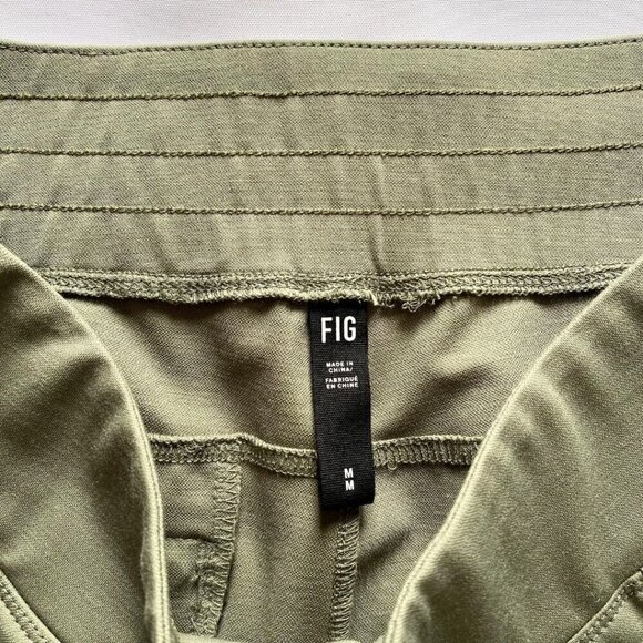 FIGS CLOTHING WOMEN'S KIV STRETCH WIDE CROPPED LEG PIN-TUCK PANTS IN MUTED GREEN - Picture 6 of 9